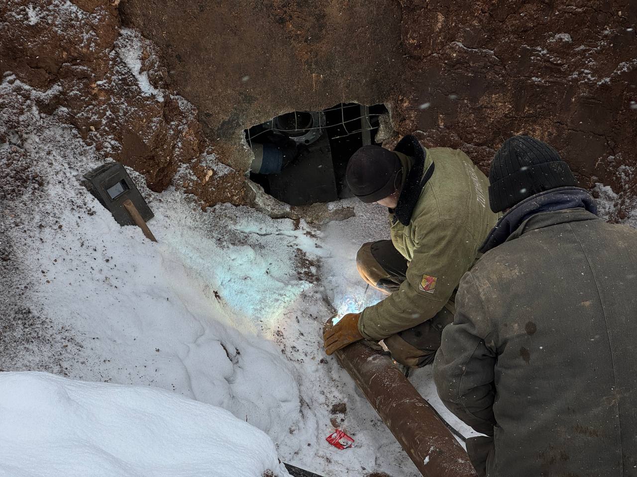 Специалисты «Луганскводы» не смотря на суровые погодные условия ежедневно продолжают работы по устранению поломок на водопроводах