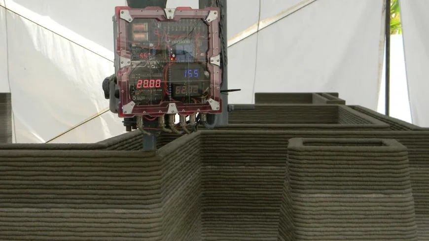 На «Лугамаше» установили строительный 3D-принтер для печати элементов жилых домов