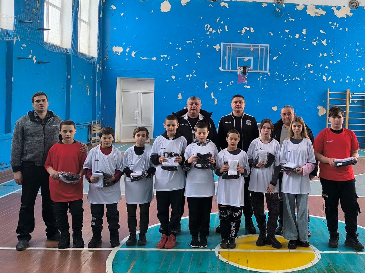 Вячеслав Третьяков: В ГБОУ ЛНР "Кременская СШ №1" юные футболисты получили прекрасный подарок – новую спортивную форму