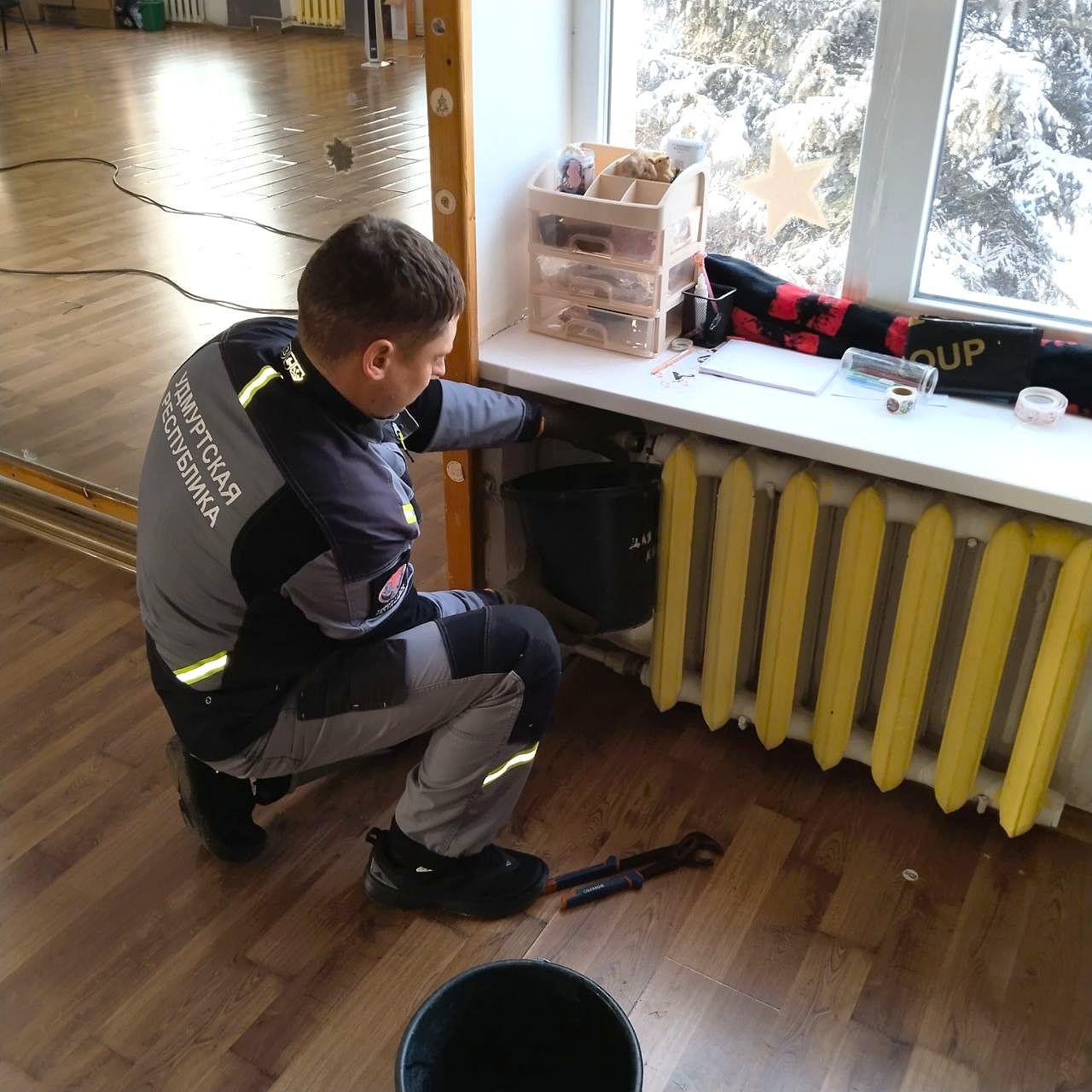 В Доме культуры им. Тараса Шевченко в Лутугино специалисты из Удмуртии заменили радиаторы отопления