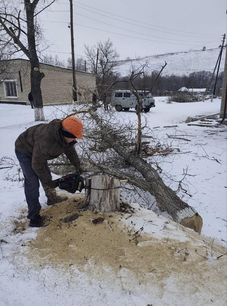 Территорию около ДК в селе Македоновка приводят в порядок