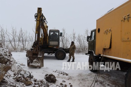 Специалисты Свердловского департамента ГУП ЛНР «Лугансквода» проводят ремонтные работы на водоводе