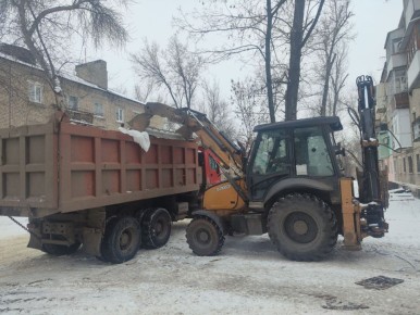 Тюменские строители приступили к капитальному ремонту кровли на Коцюбинского, 4 (Молодогвардейск)
