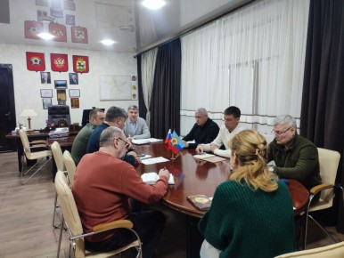 Сегодня Глава округа Чернев Владимир Ильич провел рабочее заседание по вопросам прохождения отопительного периода