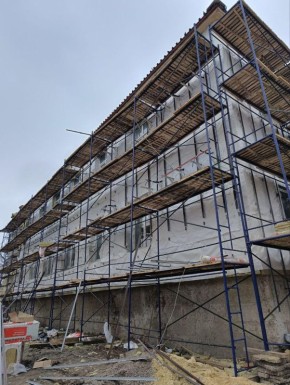 В здании Администрации Беловодского МО при участии региона-шефа продолжаются работы по фасаду