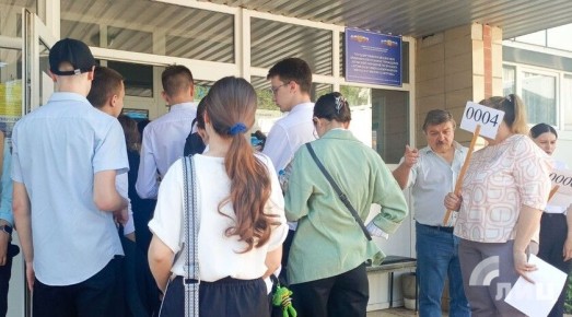 Выпускники ЛНР в 2026 году смогут выбрать между ЕГЭ и государственным выпускным экзаменом