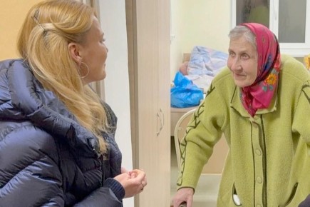 «Живая стена» и старинная икона: Сенатор Дарья Лантратова привезла помощь жителям освобождённого