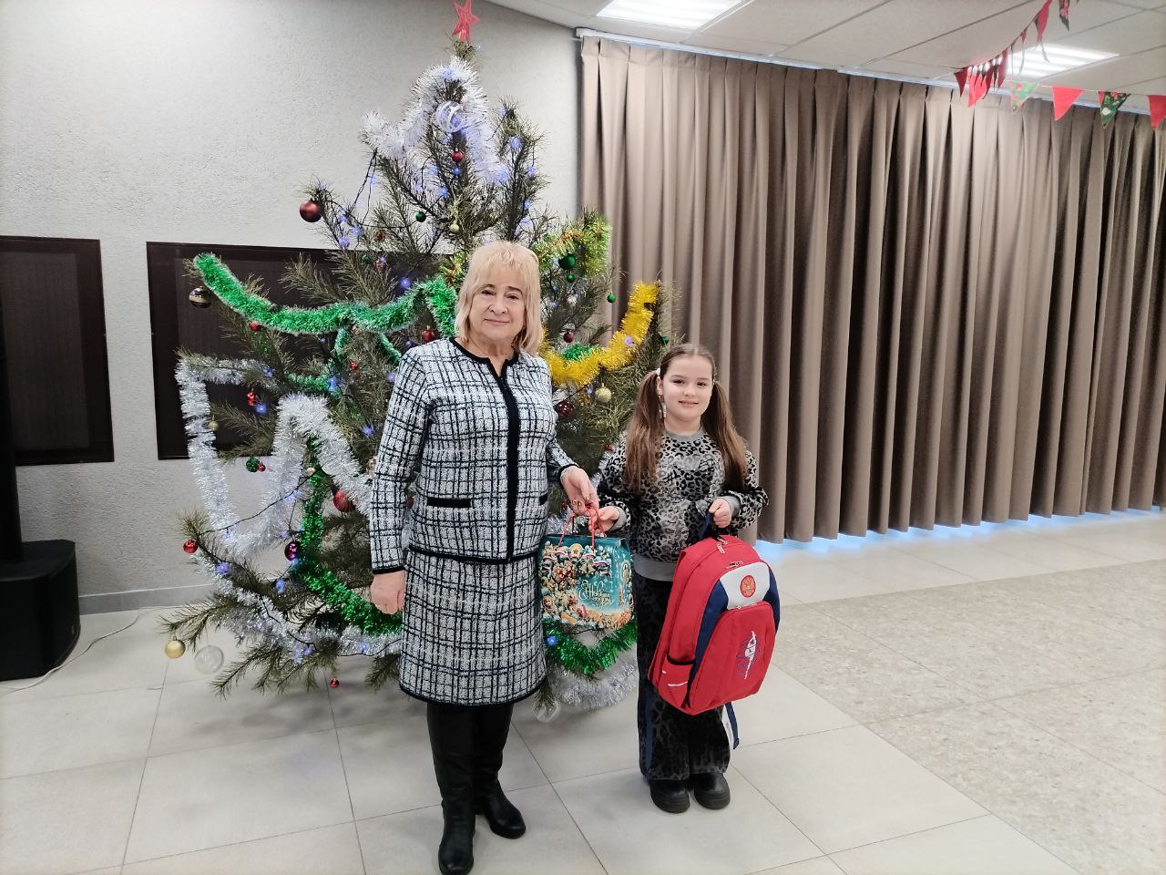 В рамках акции «Ёлка желаний» Станично-Луганские единороссы продолжают исполнять мечты детей