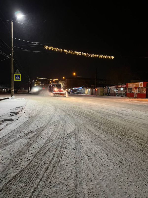 В Краснодонском муниципальном округе снегопад продолжается, однако МУП «Дорожно-эксплуатационное управление» работает в непрерывном режиме, задействована вся имеющаяся техника и дежурные бригады