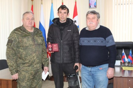 Виталий Коваленко: Первый заместитель Главы администрации Беловодского МО Николай Вербицкий совместно с военным комиссаром Евгением Слипченко вручили орден Мужества, участнику специальной военной операции Коваленко...