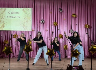 Во Дворце культуры им. Горького пгт Крепенский состоялся традиционный капустник «Студент года» для Антрацитовского медицинского колледжа