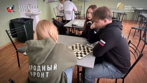 Наши активисты Молодёжки НФ в Стаханове нашли отличный способ провести время за игрой в шахматы!