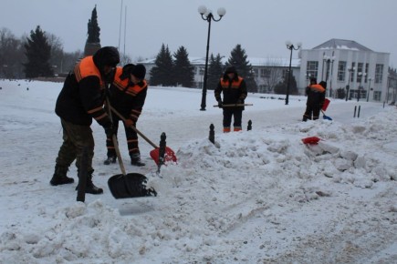 Зима продолжает радовать детвору снегом и испытывать коммунальные службы муниципального округа на прочность