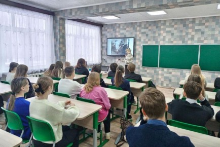 Территориальное отделение центра занятости в городе Брянке совместно с ГБПОО ЛНР «Брянковский колледж» провели для ребят выпускных классов Брянковской средней школы №9 мероприятие «Ярмарка учебных рабочих мест»