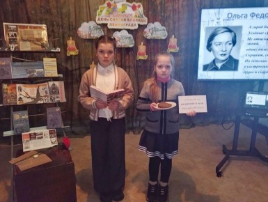 В ДК им. Шевченко мкр. Алмазный прошел литературный час «Мы о войне стихами говорим», на котором дети прикоснулись к одной из самых трагических и героических страниц нашей истории – блокаде Ленинграда