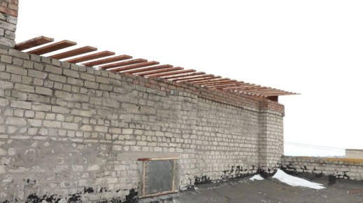 В Краснодоне по адресу: ул. Чкалова, 4 активно ведутся работы по установке нового лифтового оборудования