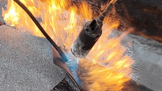 Тюменские строители продолжают капитальный ремонт кровли по адресу: г. Краснодон, кв. Советский, 1. Работы выполнены примерно на 60%