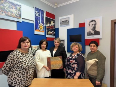 Центр почтовой связи №3 передал в дар музею уникальный альбом Всемирной выставки в Париже 1900 года