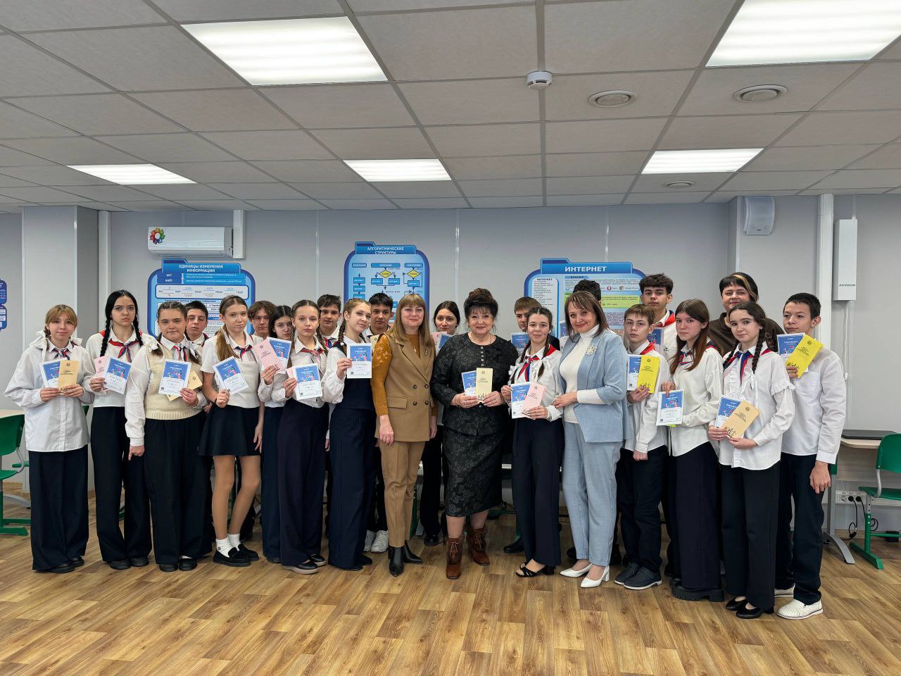 Цифровой ликбез наглядно!. В ЛУВК №51 имени 10-летия Республики провели урок на тему «Благотворительность: как помогать безопасно»