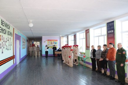 В Белокуракинской школе № 1 открыли Парту Героя участнику СВО Горбенку Виктору Владимировичу