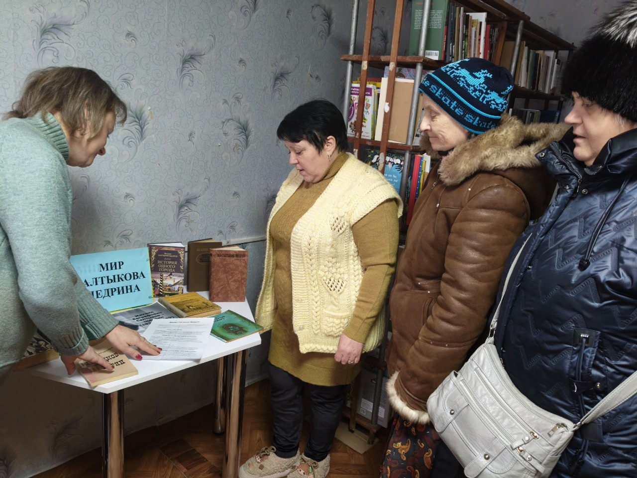 Обзор книжно-иллюстративной выставки провели в Петро-Николаевской библиотеке