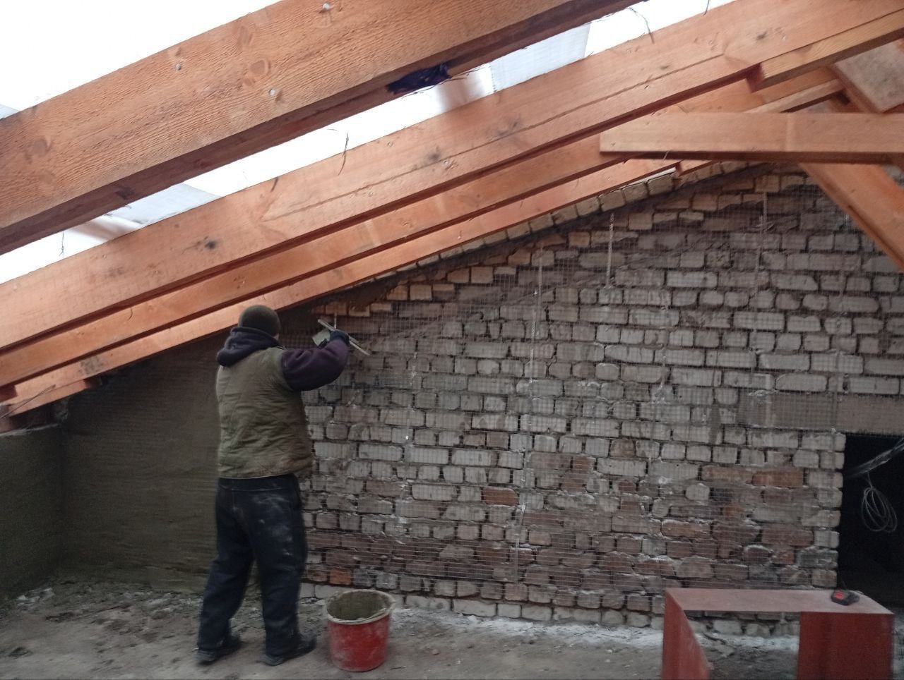 Подрядная организация ООО СК «СТИЛЛ» продолжает капитальный ремонт скатной кровли многоквартирного жилого дома по адресу: пгт Краснодон, ул. Елисеенко, д. 14. Общая площадь кровли составляет 1448 м