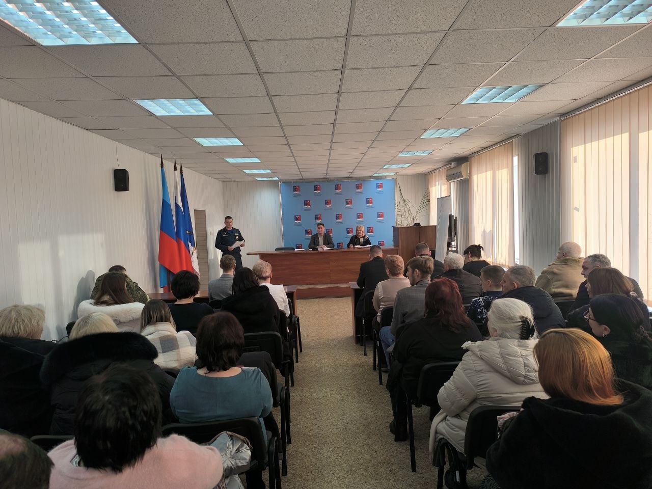 Альберт Зинченко: Сегодня совместно с председателем Совета Станично-Луганского МО Татьяной Пономаревой провели аппаратное совещание с руководителями структурных подразделений, учреждений и предприятий округа