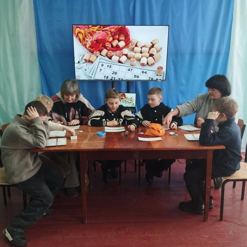 Зинаида Наден: В рамках партийного проекта "Российское село" в филиале «Клуб пгт Вергулевка» сотрудники клуба провели для детей из объединения «Почемучки» настольную игру «Русское лото»