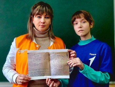 Накануне Дня освобождения Ленинграда от фашистской блокады активисты Движения Первых Брянковского колледжа ЛГПУ вместе с советником директора Олесей Ревнивцевой приняли участие во всероссийской акции «Свеча памяти у Невы»