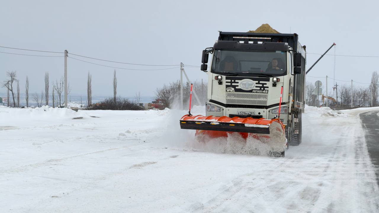 Более 650 специалистов занимаются очисткой автомагистралей ЛНР от снега