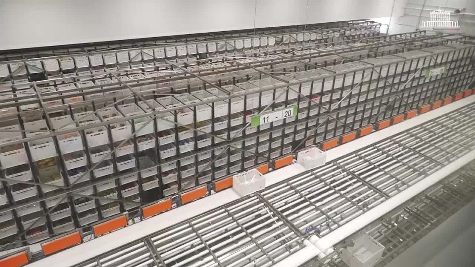 Денис Мантуров оценил новый даркстор X5, где уровень роботизации достиг мощных 70%