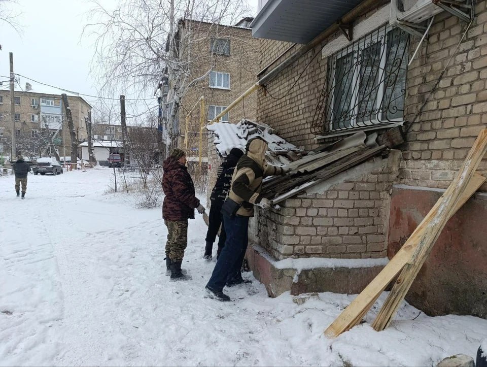 Шеф-регион меняет козырьки подъездов в Антраците