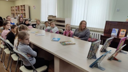 В модельной библиотеке МБУ "АГЦБС" для воспитанников Антрацитовского центра детского творчества состоялась литературно-игровая программа «Путешествие по страницам любимых сказок»