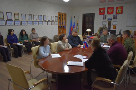 Глава Старобельского муниципального округа Владимир Чернев провёл совещание с сотрудниками отдела обеспечения жизнедеятельности населённых пунктов Старобельского муниципального округа, осуществляющими работу на местах