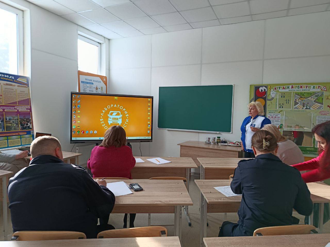 Дорожные знаки нам помогают, советуют нам и всё объясняют