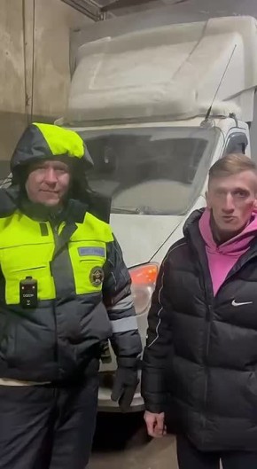 111Сотрудники УГИБДД в непогоду помогли водителю эвакуировать своё транспортное средство