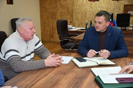 В рамках партийного проекта "Безопасные дороги" Глава Администрации, секретарь Брянковского местного отделения партии "ЕДИНАЯ РОССИЯ" Евгений Морозов провел рабочую встречу с руководителем предприятия, осуществляющего...