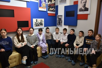 872 дня мужества: антрацитовские школьники узнали о блокаде Ленинграда и героях-земляках