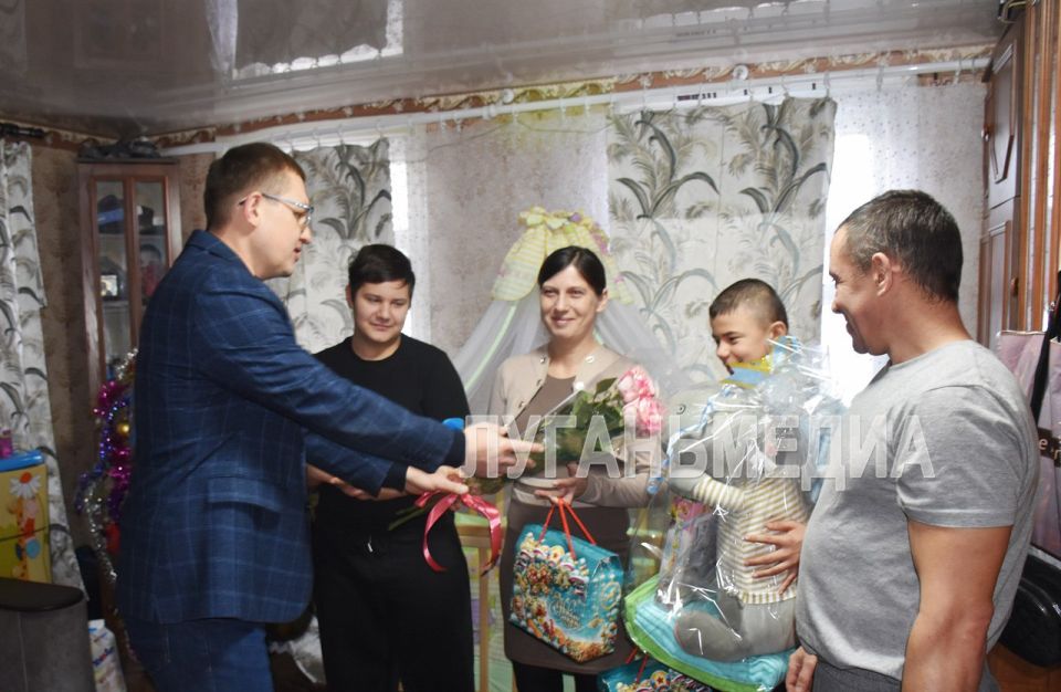 В Брянке по доброй традиции поздравили родителей первого новорожденного брянковчанина в 2026 году