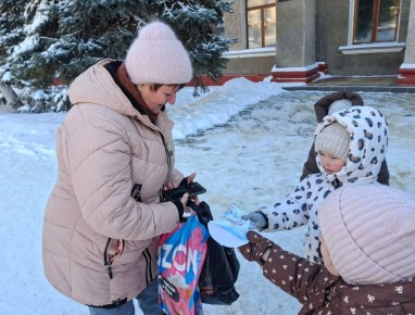 В годовщину снятия блокады Ленинграда, в соответствии с программой мероприятий, организованной совместно с партией "Единая Россия", воспитанники детского сада № 10 "Колокольчик" провели акцию под названием "Блокадная...