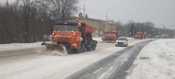 18 единиц специализированной техники работает на дорогах города