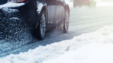 Занос автомобиля — одна из распространенных опасностей в зимний период