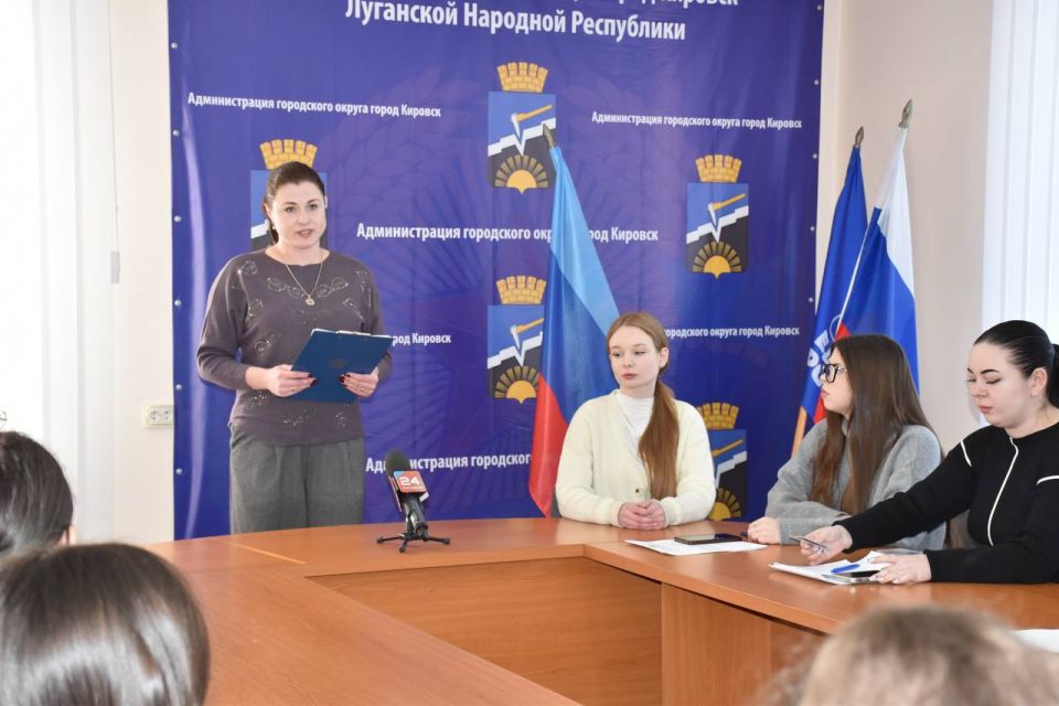 Участникам Молодёжного совета города Кировска вручили официальные удостоверения