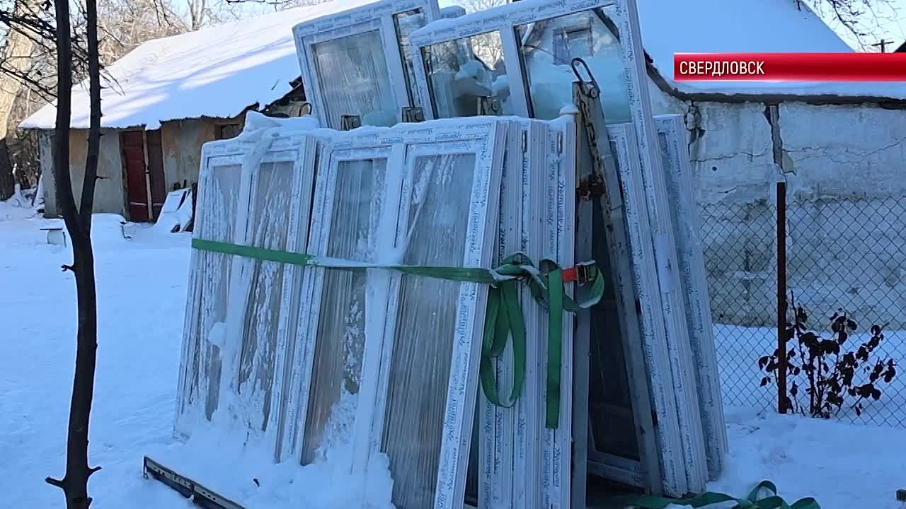 Специалисты из Красноярского края продолжают восстановление дома №1 по улице Новодолжанская в Свердловске