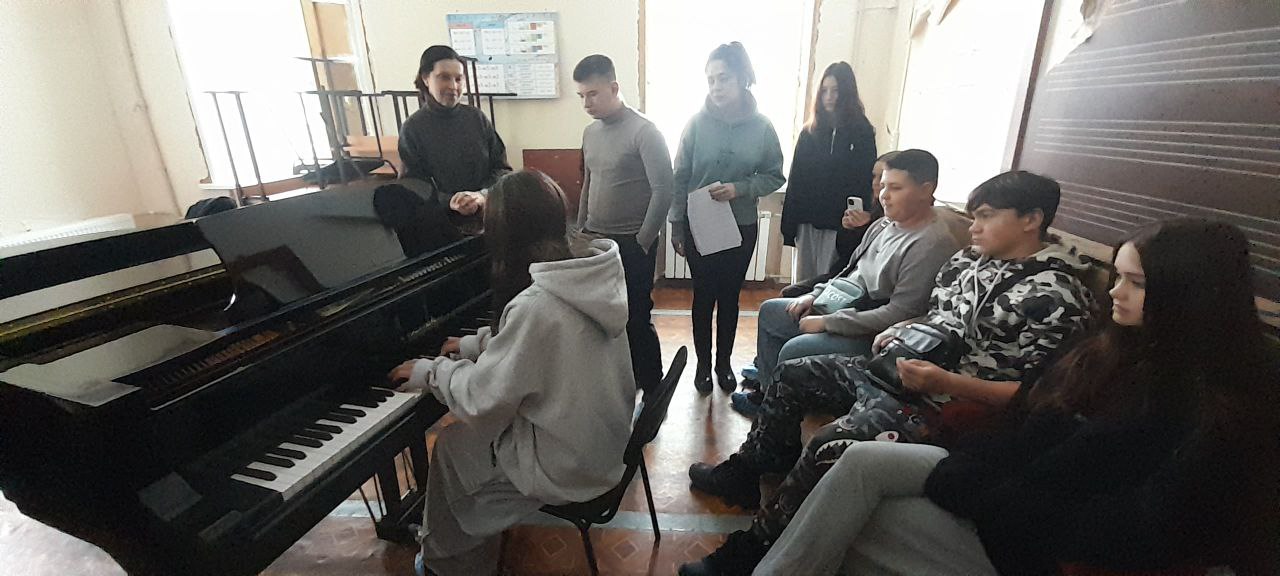 И вновь для учащихся средней образовательной школы №14 была организована экскурсия в МБУДО "ЛГДМШ №2", которая стала частью образовательной программы, направленной на расширение кругозора и знакомства с миром музыки