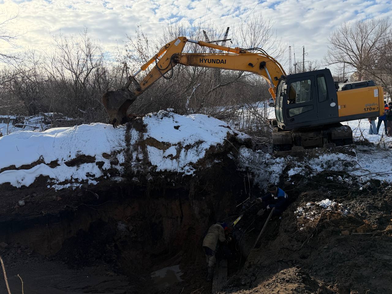 Специалисты Алчевского управления Луганскводы устраняют повреждения на двух магистральных водоводах