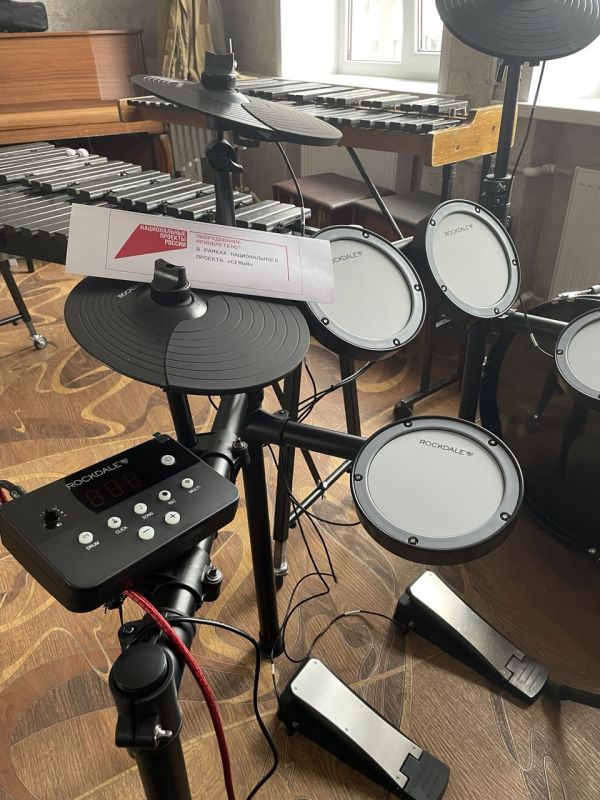 В рамках национального проекта "Семья", МБУДО "ЛГДМШ №2" получила новые музыкальные инструменты