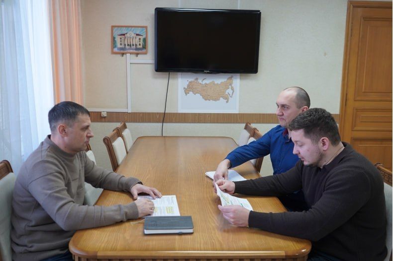 ВрИП Главы округа Игорь Ковальчук вручил благодарность Главы ЛНР представителю Красноярского края Андрею Корчагину