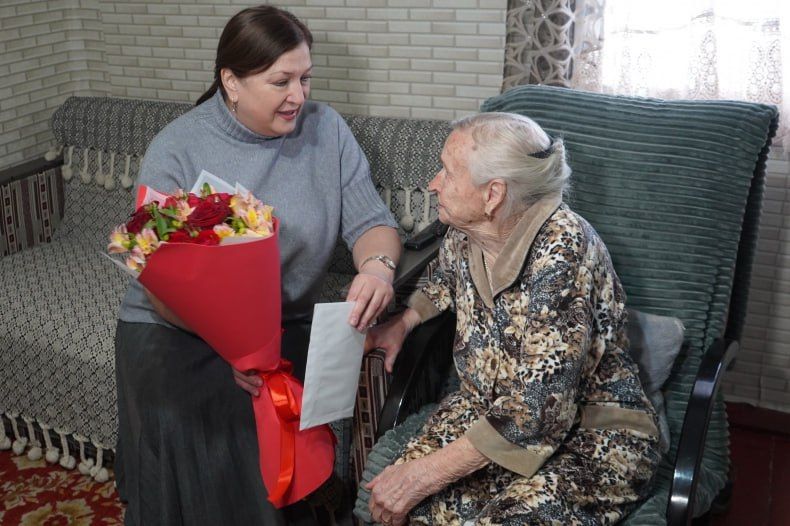 В честь 100-летия свердловчанке вручили поздравительное письмо от Президента РФ