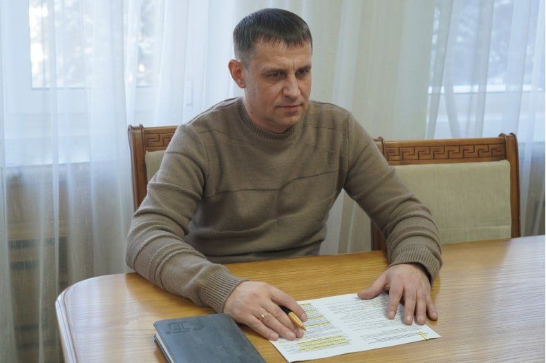 За высокий профессионализм, добросовестный плодотворный труд, личный вклад в развитие Свердловского муниципального округа вручил ему благодарность Главы ЛНР Л.И.Пасечника